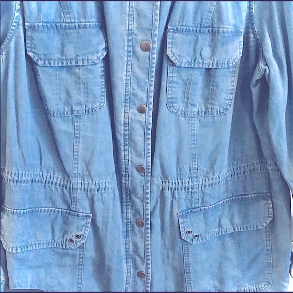 Stylish Light-Wash Chambray Lightweight Utility Jacket Pockets Snaps Closure - Picture 3 of 16